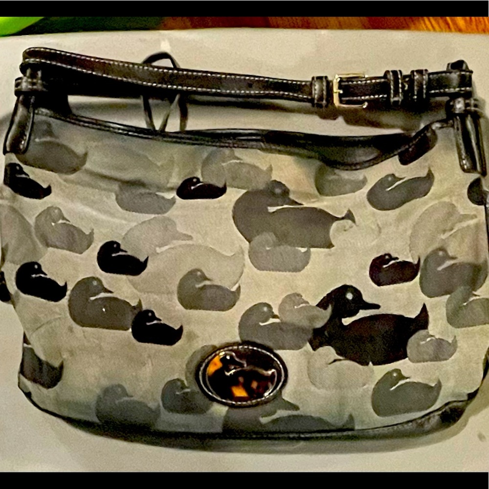 Dooney and Bourke shoulder bag. Bought off of here. Great used condition.